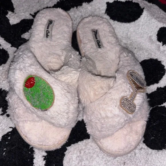 Women's white fuzzy slippers well worn - Picture 1 of 3